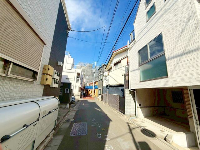 ���n�O�ώʐ^ �O�ʓ��H�͎Ԓʂ肪���Ȃ��r�C�K�X�⑛�����C�ɂ����������ƕ�点�܂��B���q�l�̒ʊw�����S���đ���o�����Ƃ��o���A���S���◎���������Z�����d��������Ƀs�b�^���ł���i�B�e���F2026.1.30�j