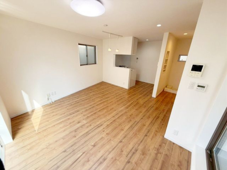 ���r���O ���邭���ꊴ�̂��郊�r���O�́A�i�`�������Ȉ�ۂł��B�ǂ�ȃC���e���A�Ƃ��������悭�A�I�Ԃ̂��y���݂ɂȂ�܂��ˁ�V���v���ȍ�肾����A�C���e���A�̔z�u�����R�Ɋy���߂܂��I�i�B�e���F2026.1.30�j