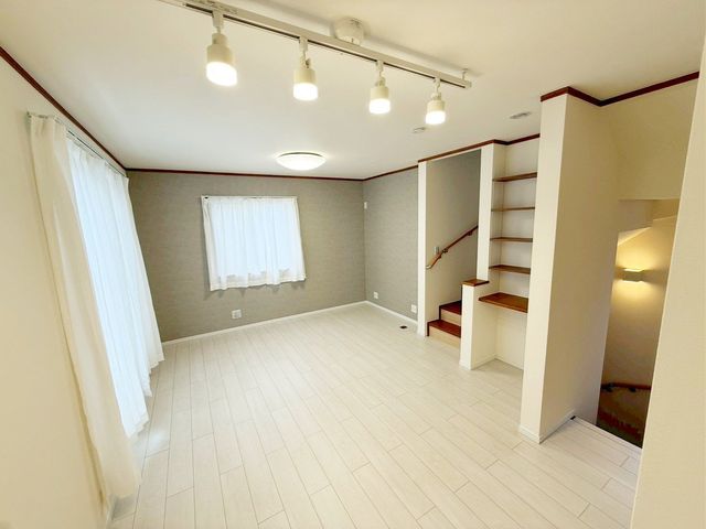 ���r���O 2�K���r���O�����炱���̌��z�V��I�����V��̂������ŋ�Ԃ����L���������܂��B�J����������A�O����̎������C�ɂȂ�Ȃ��A�S���炭�낰�郊�r���O�ł���i�B�e���F2026.1.28�j