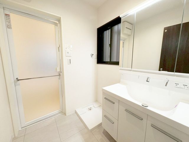 ���ʑ�E���ʏ� ���ʑ�Ɛ���@�u��E�E�߃X�y�[�X����������Ƃꂽ���ʎ��ł��B���[�̑������ʑ�Ȃ̂ŉƑ��F�l�̓��p�i������������[�o���܂���V�����[�w�b�h�t�Ŏg���������