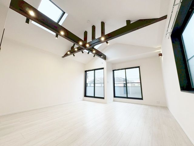 ���r���O 2�K���r���O�����炱���̌��z�V��I�����V��̂������ŋ�Ԃ����L���������܂��B�J����������A�O����̎������C�ɂȂ�Ȃ��A�S���炭�낰�郊�r���O�ł���