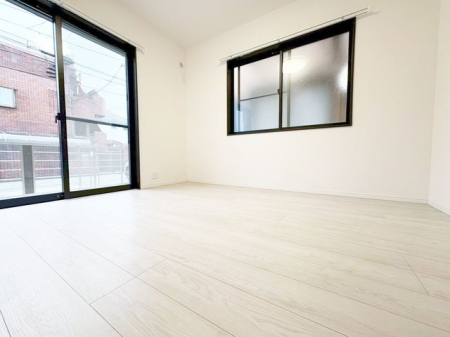 ���̑����� 2�ʍ̌��̂������Ȃ̂ŁA�z�̌������������荞�߂Ė��邢�����ł�������2�ʂ���̂ŊJ�����������ĕ��ʂ����ǍD�ł���|�J�|�J�̂����l�̌�����������C�����̗ǂ���Ԃł��B