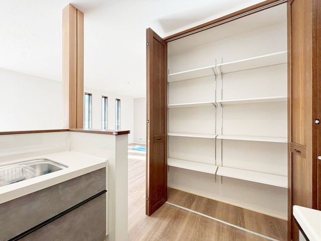 ���[ �L�b�`�����ɂ͑�e�ʂ̃p���g���[������܂��I���I�t���ō��������R�ɕς��邱�Ƃ��o���܂��B���p�i�̃X�g�b�N�Ȃǂɂ��劈���i2026/1/5�j