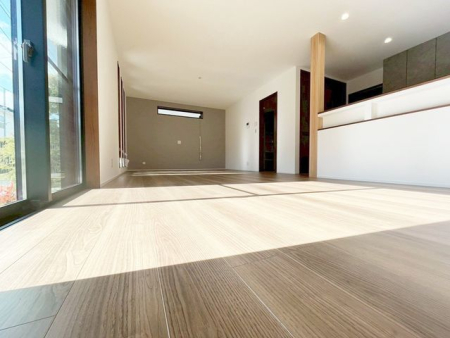 ���r���O ���邭���ꊴ�̂��郊�r���O�́A�i�`�������Ȉ�ۂł��B�ǂ�ȃC���e���A�Ƃ��������悭�A�I�Ԃ̂��y���݂ɂȂ�܂��ˁ�C���e���A�̔z�u�����R�Ɋy���߂܂��I�i�B�e���F2026/2/1�j