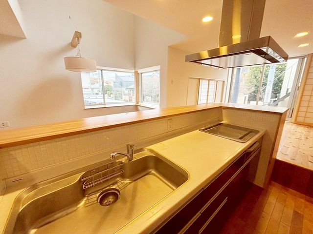 �L�b�`�� �J���I�ȃL�b�`���́A���r���O�S�̂����n������S���̂���݌v�I���������Ƒ��Ƃ̃R�~���j�P�[�V�������Ƃ�āA�����Ȃ��q�l�̂��邲�ƒ�ɂ����ꂵ���|�C���g��i�B�e���F2026.1.28�j