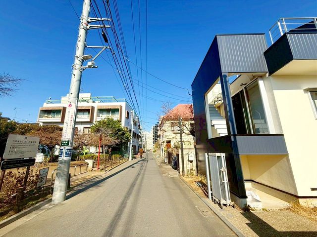 ���n�O�ώʐ^ �O�ʓ��H�͎Ԓʂ肪���Ȃ��r�C�K�X�⑛�����C�ɂ����������ƕ�点�܂��B���q�l�̒ʊw�����S���đ���o�����Ƃ��o���A���S���◎���������Z�����d��������Ƀs�b�^���ł���i�B�e���F2026.1.16�j