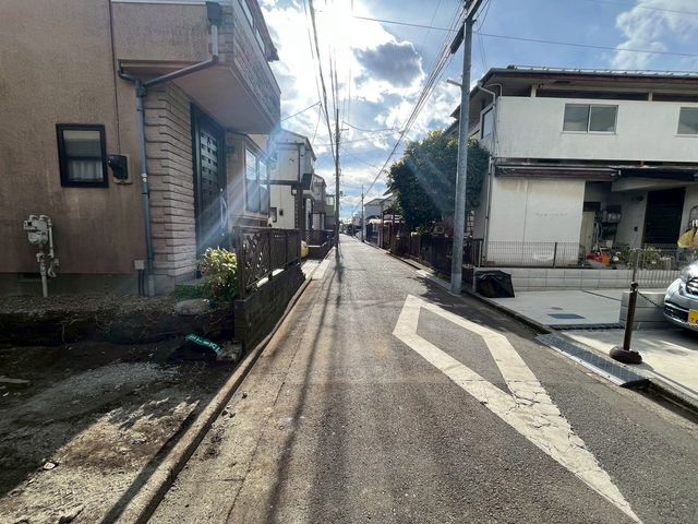 ���n�O�ώʐ^ �O�ʓ��H�͎Ԓʂ肪���Ȃ��r�C�K�X�⑛�����C�ɂ����������ƕ�点�܂��B���q�l�̒ʊw�����S���đ���o�����Ƃ��o���A���S���◎���������Z�����d��������Ƀs�b�^���ł���i�B�e���F2026.1.22�j