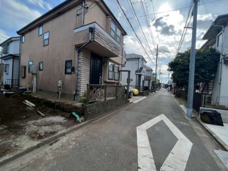 ���n�O�ώʐ^ �O�ʓ��H�͎Ԓʂ肪���Ȃ��r�C�K�X�⑛�����C�ɂ����������ƕ�点�܂��B���q�l�̒ʊw�����S���đ���o�����Ƃ��o���A���S���◎���������Z�����d��������Ƀs�b�^���ł���i�B�e���F2026.1.22�j