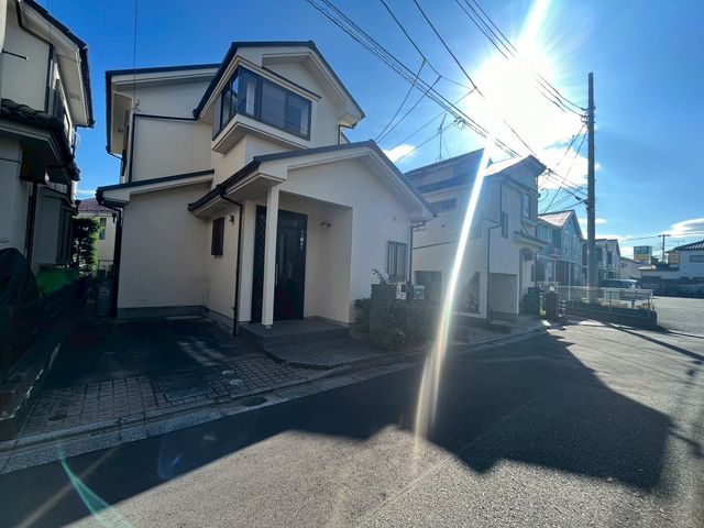 ���n�O�ώʐ^ �J�������n�Ȃ̂ŁA�O�ʓ��H�͎Ԓʂ肪���Ȃ����S�ł���ՐÂȏZ��X�ŐÂ��ɕ�点�܂��I�k�������ɃX�[�p�[�E�R���r�j�E�h���b�O�X�g�A�����肨���������֗��ł���i�B�e���F2026.2.5�j