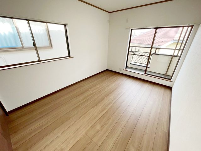 ���̑����� 2�ʍ̌��̂������Ȃ̂ŁA�z�̌������������荞�߂Ė��邢�����ł�������2�ʂ���̂ŊJ�����������ĕ��ʂ����ǍD�ł���|�J�|�J�̂����l�̌�����������C�����̗ǂ���Ԃł��i�B�e���F2026.2.5�j