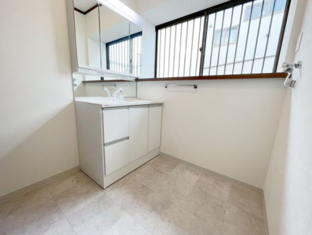 ���ʑ�E���ʏ� ���ʑ�Ɛ���@�u��E�E�߃X�y�[�X����������Ƃꂽ���ʎ��ł��B���[�̑������ʑ�Ȃ̂ŉƑ��F�l�̓��p�i������������[�o���܂���V�����[�w�b�h�t�Ŏg����������i�B�e���F2026.2.5�j