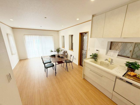 ���r���O ���邭���ꊴ�̂��郊�r���O�́A�i�`�������Ȉ�ۂł��B�ǂ�ȃC���e���A�Ƃ��������悭�A�I�Ԃ̂��y���݂ɂȂ�܂��ˁ�V���v���ȍ�肾����A�C���e���A�̔z�u�����R�Ɋy���߂܂��I�i�B�e���F2026.2.20�j