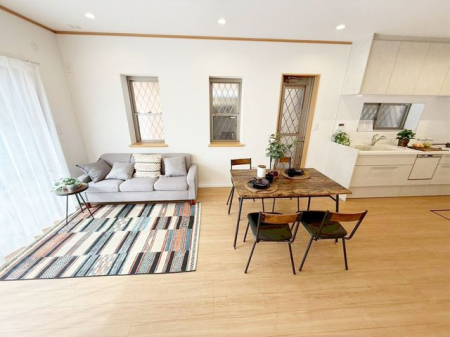 ���r���O �V���v���ŃX�^�C���b�V���ȃ��r���O�ł���Ƌ��C���e���A�̐F�A�f�ށA�f�U�C���ɓ��ꐫ���������邱�Ƃł������Ő������ꂽ��ԂɁ�ǂ�ȉƋ�𑵂��邩���N���N���܂��ˁ�i�B�e���F2026.2.20�j