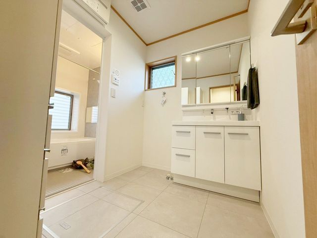 ���ʑ�E���ʏ� ���ʑ�Ɛ���@�u��E�E�߃X�y�[�X����������Ƃꂽ���ʎ��ł��B���[�̑������ʑ�Ȃ̂ŉƑ��F�l�̓��p�i������������[�o���܂���V�����[�w�b�h�t�Ŏg����������i�B�e���F2026.2.20�j