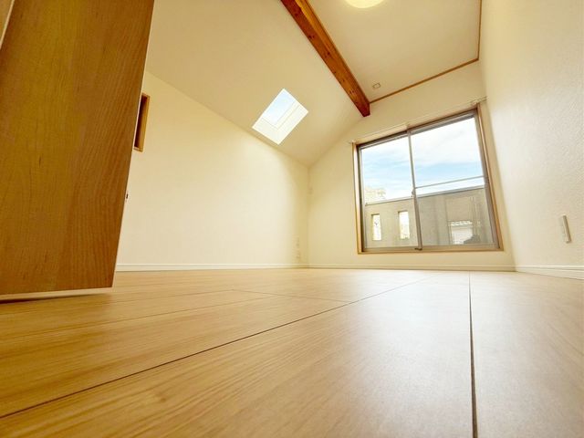 ���̑����� 2�ʍ̌��̂������Ȃ̂ŁA�z�̌������������荞�߂Ė��邢�����ł�������2�ʂ���̂ŊJ�����������ĕ��ʂ����ǍD�ł���|�J�|�J�̂����l�̌�����������C�����̗ǂ���Ԃł��i�B�e���F2026.2.20�j