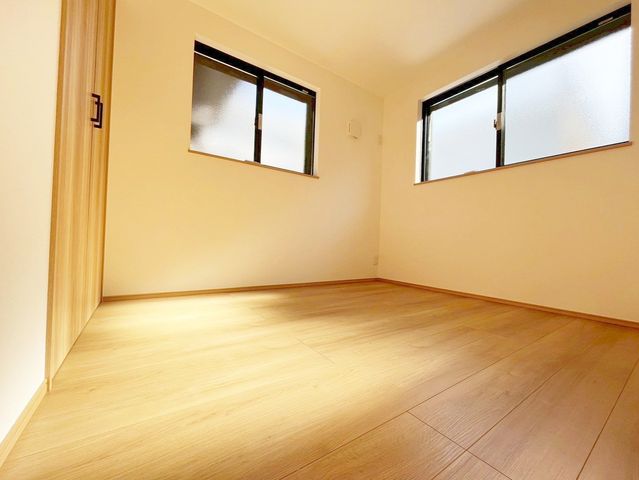 ���̑����� 2�ʍ̌��̂������Ȃ̂ŁA�z�̌������������荞�߂Ė��邢�����ł�������2�ʂ���̂ŊJ�����������ĕ��ʂ����ǍD�ł���|�J�|�J�̂����l�̌�����������C�����̗ǂ���Ԃł��i�B�e���F2026.2.9�j