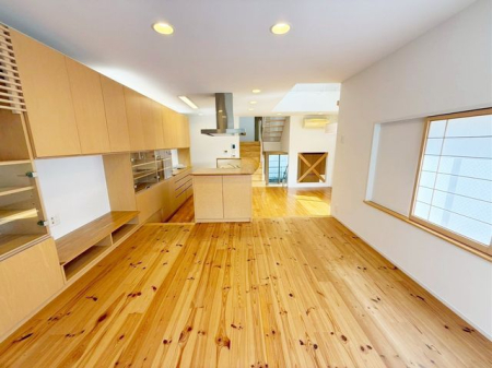 ���r���O �̌��ʂ����������Ղ�Ǝ��R�����������ރ��r���O�X�y�[�X�͂ƂĂ����S�n�̗ǂ���Ԃł��B���Ƒ����W�܂�������Ɖ߂�����u�e���̏�v�ɂȂ郊�r���O�𐥔񂲗�����������i�B�e���F2026.2.20�j