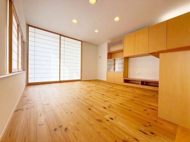 ���r���O ���邭���ꊴ�̂��郊�r���O�́A�i�`�������Ȉ�ۂł��B�ǂ�ȃC���e���A�Ƃ��������悭�A�I�Ԃ̂��y���݂ɂȂ�܂��ˁ�V���v���ȍ�肾����A�C���e���A�̔z�u�����R�Ɋy���߂܂��I�i�B�e���F2026.2.20�j