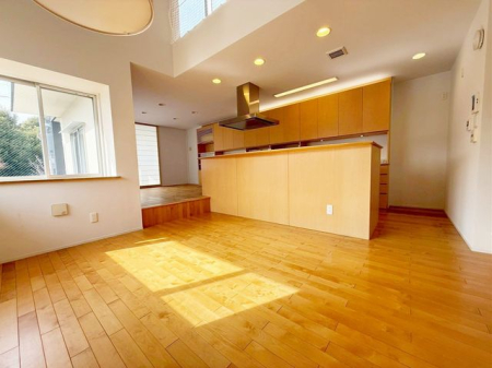 ���r���O ���邭���ꊴ�̂��郊�r���O�́A�i�`�������Ȉ�ۂł��B�ǂ�ȃC���e���A�Ƃ��������悭�A�I�Ԃ̂��y���݂ɂȂ�܂��ˁ�V���v���ȍ�肾����A�C���e���A�̔z�u�����R�Ɋy���߂܂��I�i�B�e���F2026.2.20�j