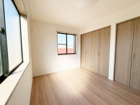 ���̑����� 2�ʍ̌��̂������Ȃ̂ŁA�z�̌������������荞�߂Ė��邢�����ł�������2�ʂ���̂ŊJ�����������ĕ��ʂ����ǍD�ł���|�J�|�J�̂����l�̌�����������C�����̗ǂ���Ԃł��i�B�e���F2026.2.13�j