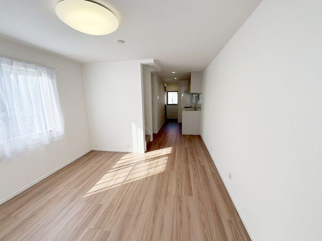 ���r���O ���邭���ꊴ�̂��郊�r���O�́A�i�`�������Ȉ�ۂł��B�ǂ�ȃC���e���A�Ƃ��������悭�A�I�Ԃ̂��y���݂ɂȂ�܂��ˁ�V���v���ȍ�肾����A�C���e���A�̔z�u�����R�Ɋy���߂܂��I�i�B�e���F2026.2.13�j