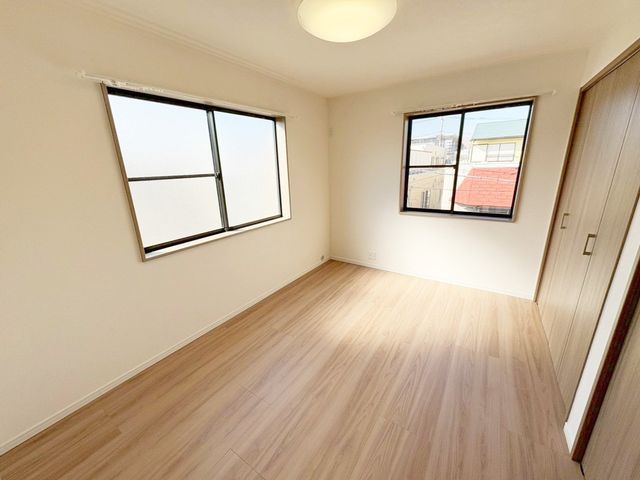 ���̑����� 2�ʍ̌��̂������Ȃ̂ŁA�z�̌������������荞�߂Ė��邢�����ł�������2�ʂ���̂ŊJ�����������ĕ��ʂ����ǍD�ł���|�J�|�J�̂����l�̌�����������C�����̗ǂ���Ԃł��i�B�e���F2026.2.13�j