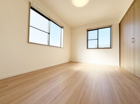 ���̑����� 2�ʍ̌��̂������Ȃ̂ŁA�z�̌������������荞�߂Ė��邢�����ł�������2�ʂ���̂ŊJ�����������ĕ��ʂ����ǍD�ł���|�J�|�J�̂����l�̌�����������C�����̗ǂ���Ԃł��i�B�e���F2026.2.13�j