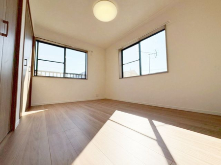 ���̑����� 2�ʍ̌��̂������Ȃ̂ŁA�z�̌������������荞�߂Ė��邢�����ł�������2�ʂ���̂ŊJ�����������ĕ��ʂ����ǍD�ł���|�J�|�J�̂����l�̌�����������C�����̗ǂ���Ԃł��i�B�e���F2026.2.13�j