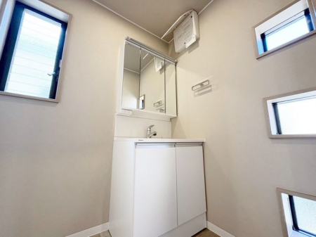 ���ʑ�E���ʏ� ���ʑ�Ɛ���@�u��E�E�߃X�y�[�X����������Ƃꂽ���ʎ��ł��B���[�̑������ʑ�Ȃ̂ŉƑ��F�l�̓��p�i������������[�o���܂���V�����[�w�b�h�t�Ŏg����������i�B�e���F2026.2.13�j