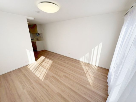 ���r���O ���邭���ꊴ�̂��郊�r���O�́A�i�`�������Ȉ�ۂł��B�ǂ�ȃC���e���A�Ƃ��������悭�A�I�Ԃ̂��y���݂ɂȂ�܂��ˁ�V���v���ȍ�肾����A�C���e���A�̔z�u�����R�Ɋy���߂܂��I�i�B�e���F2026.2.13�j