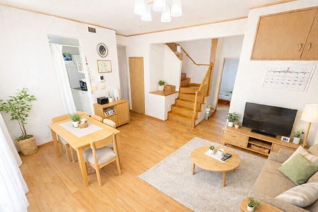 ���r���O ���邭���ꊴ�̂��郊�r���O�́A�i�`�������Ȉ�ۂł��B�ǂ�ȃC���e���A�Ƃ��������悭�A�I�Ԃ̂��y���݂ɂȂ�܂��ˁ�V���v���ȍ�肾����A�C���e���A�̔z�u�����R�Ɋy���߂܂��I�i�ʐ^��CG�ŉ��H���Ă��܂��j