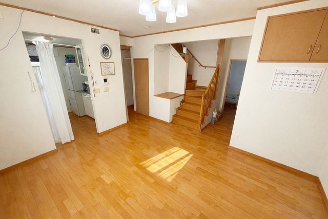 ���r���O ���邭���ꊴ�̂��郊�r���O�́A�i�`�������Ȉ�ۂł��B�ǂ�ȃC���e���A�Ƃ��������悭�A�I�Ԃ̂��y���݂ɂȂ�܂��ˁ�V���v���ȍ�肾����A�C���e���A�̔z�u�����R�Ɋy���߂܂��I�i�ʐ^��CG���H���Ă��܂��j