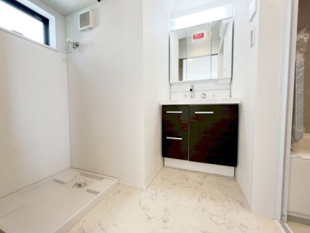 ���ʑ�E���ʏ� ���ʑ�Ɛ���@�u��E�E�߃X�y�[�X����������Ƃꂽ���ʎ��ł��B���[�̑������ʑ�Ȃ̂ŉƑ��F�l�̓��p�i������������[�o���܂���V�����[�w�b�h�t�Ŏg����������i�B�e���F2026.2.19�j