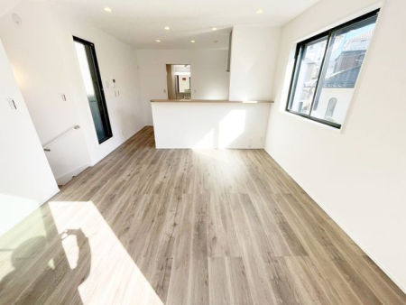 ���r���O ���邭���ꊴ�̂��郊�r���O�́A�i�`�������Ȉ�ۂł��B�ǂ�ȃC���e���A�Ƃ��������悭�A�I�Ԃ̂��y���݂ɂȂ�܂��ˁ�V���v���ȍ�肾����A�C���e���A�̔z�u�����R�Ɋy���߂܂��I�i�B�e���F2026.2.19�j