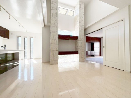 ���r���O �V���v���ŃX�^�C���b�V���ȃ��r���O�ł���Ƌ��C���e���A�̐F�A�f�ށA�f�U�C���ɓ��ꐫ���������邱�Ƃł������Ő������ꂽ��ԂɁ�ǂ�ȉƋ�𑵂��邩���N���N���܂��ˁ�i�B�e���F2026.2�j