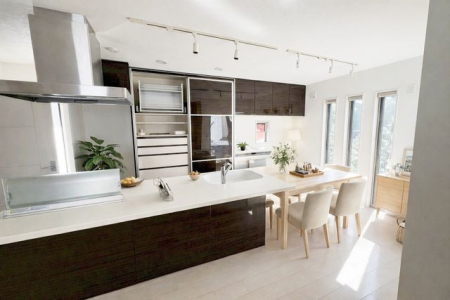 ���r���O �̌��ʂ����������Ղ�Ǝ��R�����������ރ��r���O�X�y�[�X�͂ƂĂ����S�n�̗ǂ���Ԃł��B���Ƒ����W�܂�������Ɖ߂�����u�e���̏�v�ɂȂ郊�r���O�𐥔񂲗�����������i�ʐ^��CG���H���Ă���܂��j