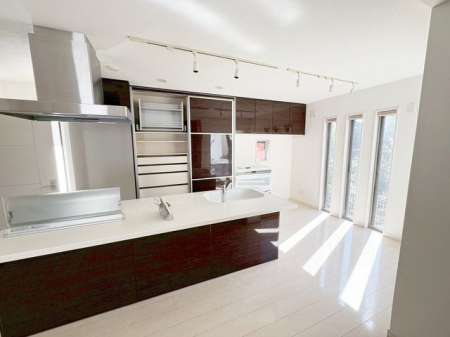 ���r���O �V���v���ŃX�^�C���b�V���ȃ��r���O�ł���Ƌ��C���e���A�̐F�A�f�ށA�f�U�C���ɓ��ꐫ���������邱�Ƃł������Ő������ꂽ��ԂɁ�ǂ�ȉƋ�𑵂��邩���N���N���܂��ˁ�i�B�e���F2026.2�j