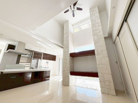 ���r���O �V���v���ŃX�^�C���b�V���ȃ��r���O�ł���Ƌ��C���e���A�̐F�A�f�ށA�f�U�C���ɓ��ꐫ���������邱�Ƃł������Ő������ꂽ��ԂɁ�ǂ�ȉƋ�𑵂��邩���N���N���܂��ˁ�i�B�e���F2026.2�j