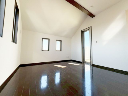 ���̑����� 2�ʍ̌��̂������Ȃ̂ŁA�z�̌������������荞�߂Ė��邢�����ł�������2�ʂ���̂ŊJ�����������ĕ��ʂ����ǍD�ł���|�J�|�J�̂����l�̌�����������C�����̗ǂ���Ԃł��i�B�e���F2026.2�j