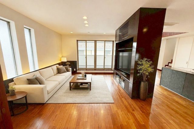 ���r���O �y�Ƌ��CG�ł��z2�K���r���O�����炱���̌��z�V��I�����V��̂������ŋ�Ԃ����L���������܂��B�J����������A�O����̎������C�ɂȂ�Ȃ��A�S���炭�낰�郊�r���O�ł���