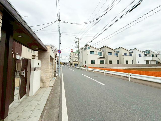 ���n�O�ώʐ^ �O�ʓ��H�͖�8������A�Ԃ̏o������X���[�Y�ł��I�傫���Ԃ��y�X���S���Ē��Ԃł����Ƃ�̂��铹���ŉו��̐ς݉��낵�◈�q���̑Ή����y�X������̏o����ɃX�g���X�������܂���i�B�e���F2026.2.24�j