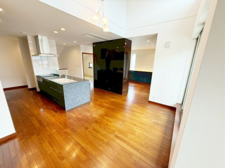 ���r���O ���邭���ꊴ�̂��郊�r���O�́A�i�`�������Ȉ�ۂł��B�ǂ�ȃC���e���A�Ƃ��������悭�A�I�Ԃ̂��y���݂ɂȂ�܂��ˁ�V���v���ȍ�肾����A�C���e���A�̔z�u�����R�Ɋy���߂܂��I�i�B�e���F2026.2.24�j