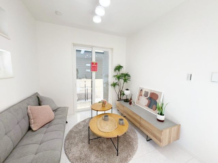 ���r���O �V���v���ŃX�^�C���b�V���ȃ��r���O�ł���Ƌ��C���e���A�̐F�A�f�ށA�f�U�C���ɓ��ꐫ���������邱�Ƃł������Ő������ꂽ��ԂɁ�ǂ�ȉƋ�𑵂��邩���N���N���܂��ˁ�i�B�e���F2026.3.6�j