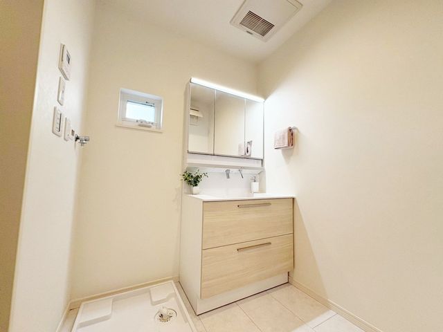 ���ʑ�E���ʏ� ���ʑ�Ɛ���@�u��E�E�߃X�y�[�X����������Ƃꂽ���ʎ��ł��B���[�̑������ʑ�Ȃ̂ŉƑ��F�l�̓��p�i������������[�o���܂���V�����[�w�b�h�t�Ŏg����������i�B�e���F2026.3.6�j