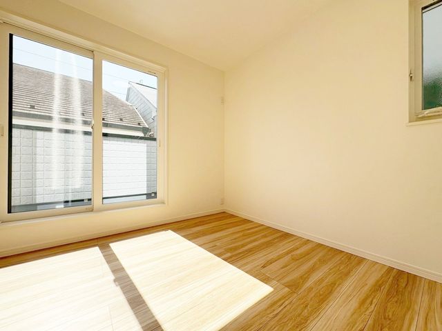 ���̑����� 2�ʍ̌��̂������Ȃ̂ŁA�z�̌������������荞�߂Ė��邢�����ł�������2�ʂ���̂ŊJ�����������ĕ��ʂ����ǍD�ł���|�J�|�J�̂����l�̌�����������C�����̗ǂ���Ԃł��i�B�e���F2026.3.6�j