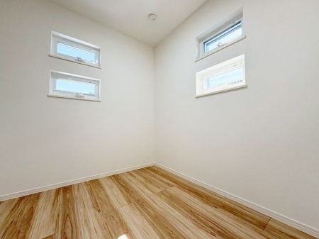 ���̑����� ������œ�������ǍD��g������̗ǂ��T�C�Y���̂������ł��̂ŁA�q�������E�Q���E���ւȂǗl�X�ȗp�r�Ŏg���Ă��������܂��B�Ƌ�̔z�u�Ȃǂ��l���鎞�Ԃ��y�����ł��ˁI�i�B�e���F2026.3.6�j