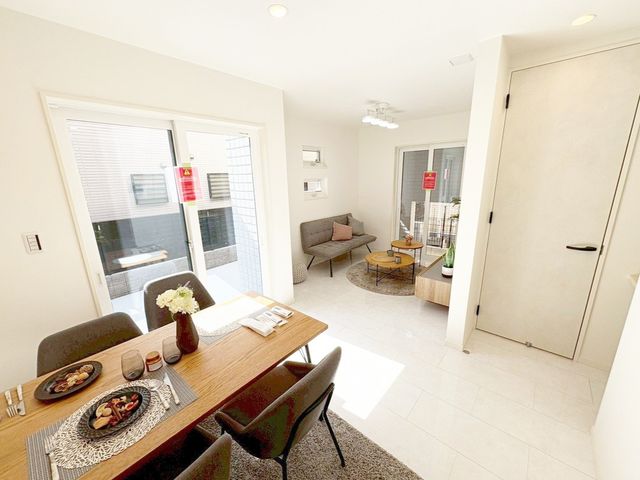 ���r���O �V���v���ŃX�^�C���b�V���ȃ��r���O�ł���Ƌ��C���e���A�̐F�A�f�ށA�f�U�C���ɓ��ꐫ���������邱�Ƃł������Ő������ꂽ��ԂɁ�ǂ�ȉƋ�𑵂��邩���N���N���܂��ˁ�i�B�e���F2026.3.6�j