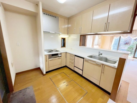 �L�b�`�� �H���t���̊J���I�ȃL�b�`���́A���r���O�S�̂₨��܂Ō��n������S���̂���݌v�I���������Ƒ��Ƃ̃R�~���j�P�[�V�������Ƃ�āA�����Ȃ��q�l�̂��邲�ƒ�ɂ����ꂵ���|�C���g��i�B�e���F2026.3.5�j