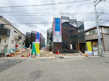 ���n�O�ώʐ^ �O�ʓ��H�͎Ԓʂ肪���Ȃ��r�C�K�X�⑛�����C�ɂ����������ƕ�点�܂��B���q�l�̒ʊw�����S���đ���o�����Ƃ��o���A���S���◎���������Z�����d��������Ƀs�b�^���ł���i�B�e���F2026.3�j