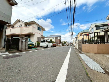 ���n�O�ώʐ^ �O�ʓ��H�͕�����5.4���̌����ł��B�Ԓʂ�͏��Ȃ����Ԏ��̃v���b�V���[�����Ȃ����S���ĉ^�]�ł������ł���i�B�e���F2026.3.16�j